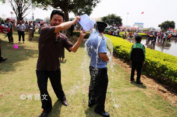 又到傣家泼水节 男女老少上演湿身激情 连警察也不放过(组图)