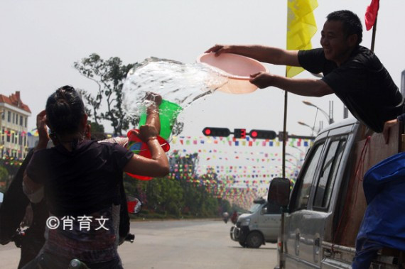 又到傣家泼水节 男女老少上演湿身激情 连警察也不放过(组图)