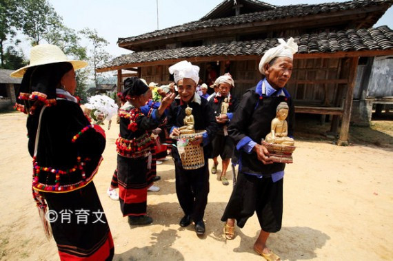 又到傣家泼水节 男女老少上演湿身激情 连警察也不放过(组图)