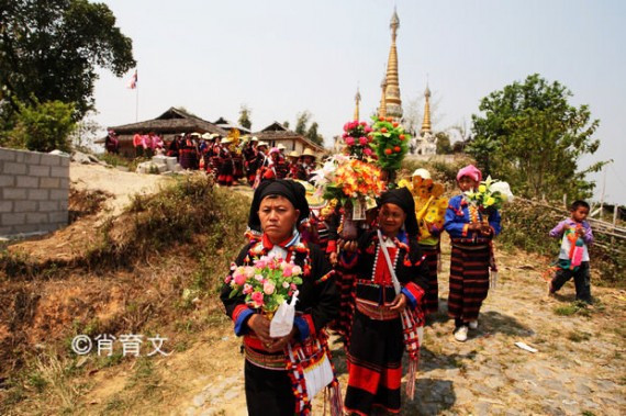 又到傣家泼水节 男女老少上演湿身激情 连警察也不放过(组图)