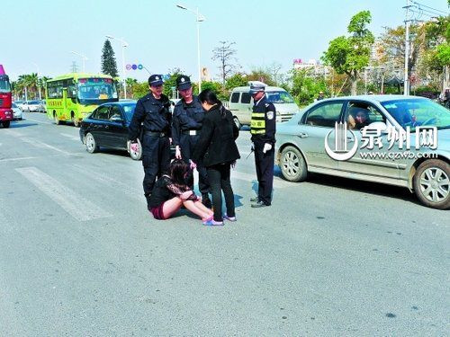 15岁女孩早恋与人开房被母亲拿当街追打