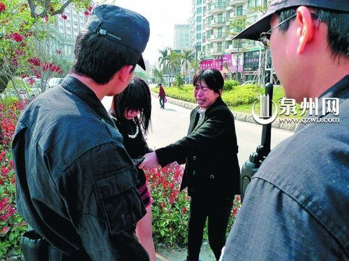 15岁女孩早恋与人开房被母亲拿当街追打