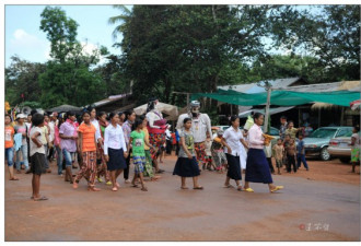 实拍：柬埔寨的“清明节”奇特风俗