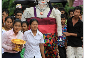 实拍：柬埔寨的“清明节”奇特风俗