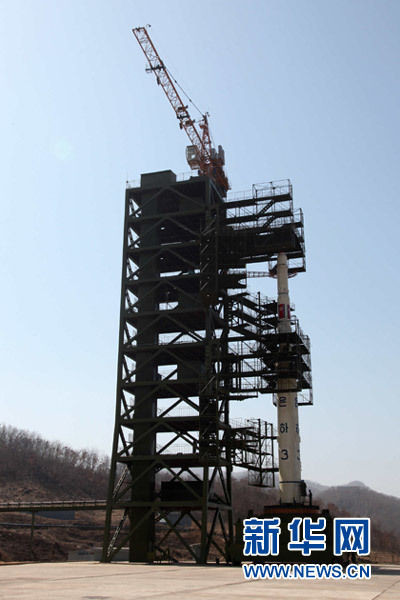 这是4月8日在朝鲜平安北道铁山郡东昌里的“西海卫星发射场”拍摄的已经基本安装完成的“银河3号”运载火箭。新华社记者张利摄