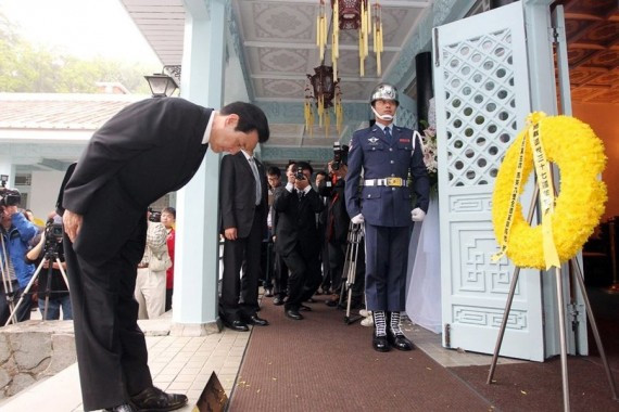 蒋介石逝世37周年忌日 马英九率国民党高官祭奠(组图)