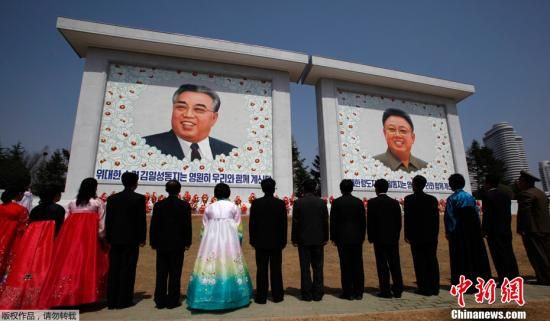 当地时间2012年4月9日，朝鲜平壤，成千上万名朝鲜民众聚集在广场上参加金日成与金正日大幅肖像画的揭幕仪式，纪念金日成诞辰100周 年。