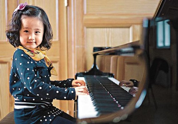 4岁中国小妹妹学琴刚一年就在伦敦独奏 展现钢琴天赋(图)