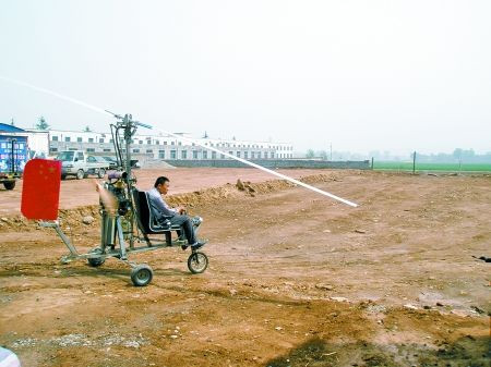 农民自制飞机飞1公里 仪表盘用不锈钢饭盒改成(图)