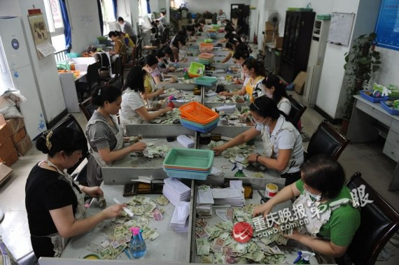 从早到晚一刻不停的数钱:探访重庆的点钞女工(高清组图)
