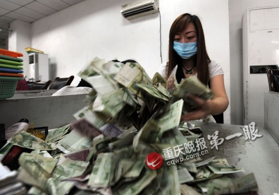 从早到晚一刻不停的数钱:探访重庆的点钞女工(高清组图)