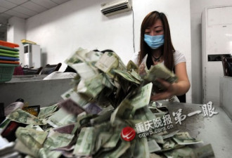 数钱数到手抽筋 探访重庆的点钞女工