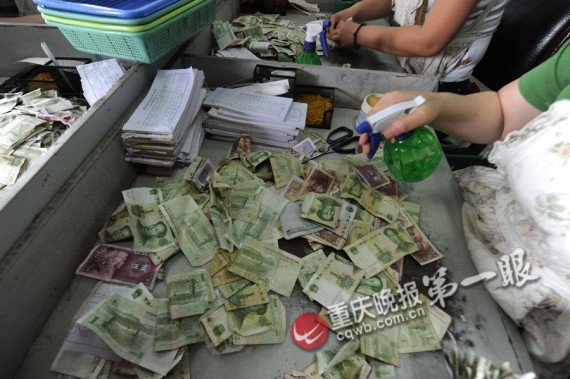 从早到晚一刻不停的数钱:探访重庆的点钞女工(高清组图)
