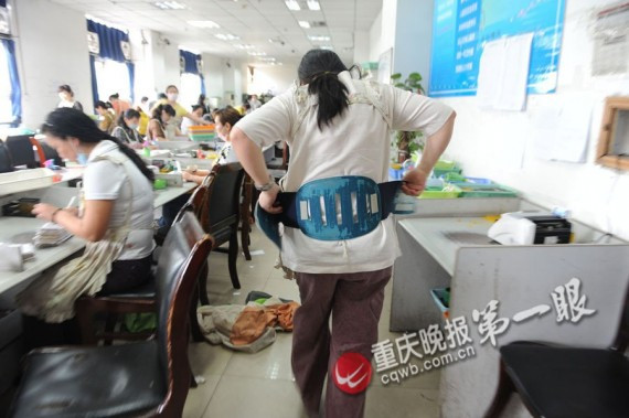 从早到晚一刻不停的数钱:探访重庆的点钞女工(高清组图)