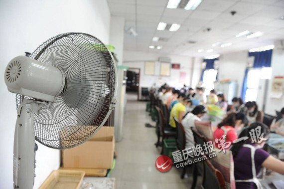 从早到晚一刻不停的数钱:探访重庆的点钞女工(高清组图)