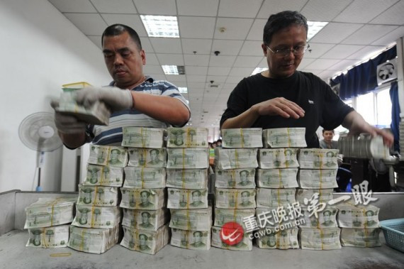 从早到晚一刻不停的数钱:探访重庆的点钞女工(高清组图)