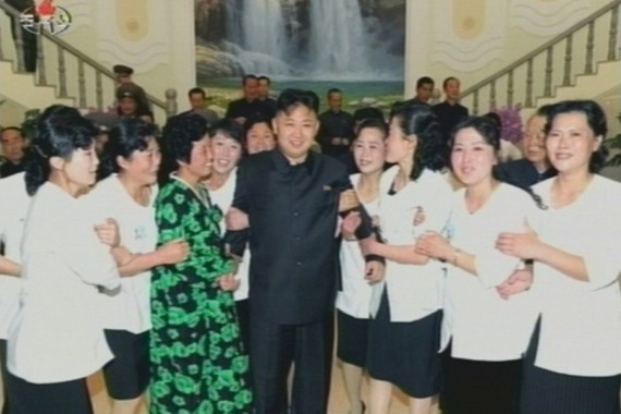 金正恩视察工厂娱乐设施 与女服务员们合影(高清组图)