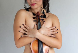 华裔女提琴演奏家全裸出镜 以琴遮点