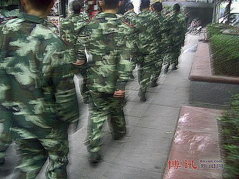 图为当局出动武警“维稳”万盛区示威抗议