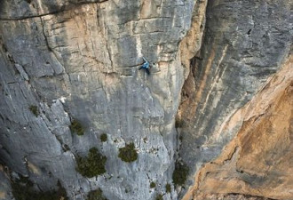 实拍：“蜘蛛人”徒手挑战150米高崖