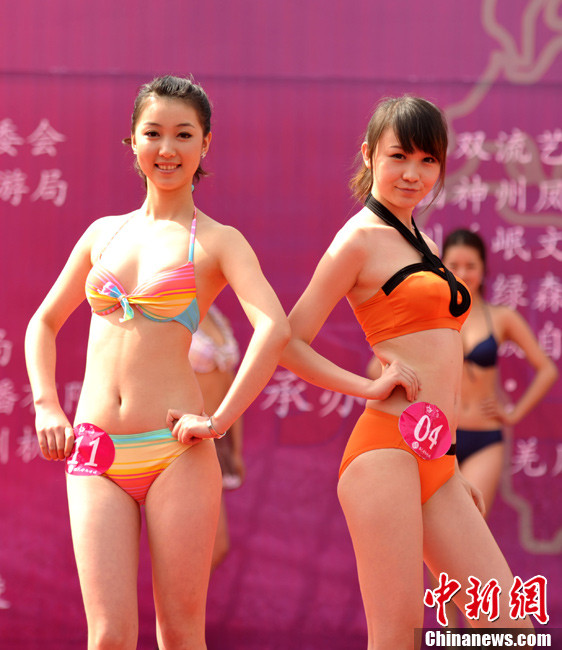 54位国际旅游小姐赤壁上演火辣比基尼秀(高清组图)