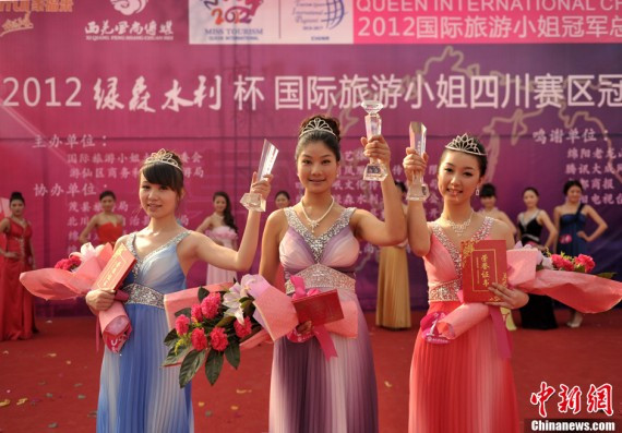 54位国际旅游小姐赤壁上演火辣比基尼秀(高清组图)