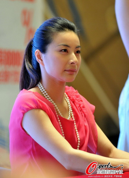 郭晶晶福州出席某活动 惹粉丝围观显超旺人气(高清图集)