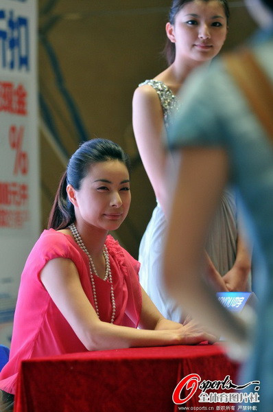 郭晶晶福州出席某活动 惹粉丝围观显超旺人气(高清图集)