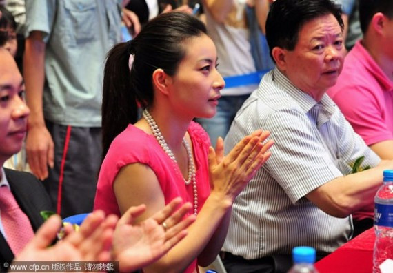 郭晶晶福州出席某活动 惹粉丝围观显超旺人气(高清图集)