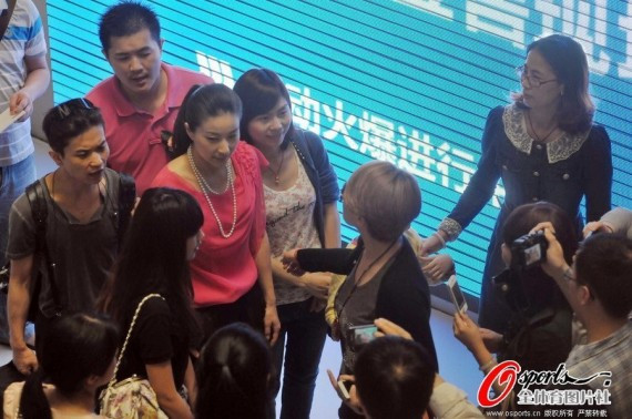 郭晶晶福州出席某活动 惹粉丝围观显超旺人气(高清图集)
