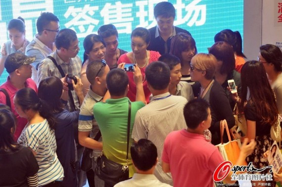 郭晶晶福州出席某活动 惹粉丝围观显超旺人气(高清图集)