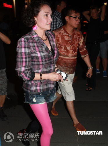 张柏芝妈妈携男友现身 避谈女儿锋芝恋(组图)