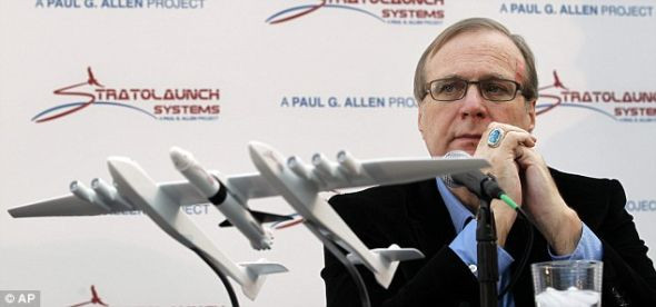 微软联合创始人艾伦正在西雅图的记者招待会上看一架他打算建造的巨型飞行器的模型
