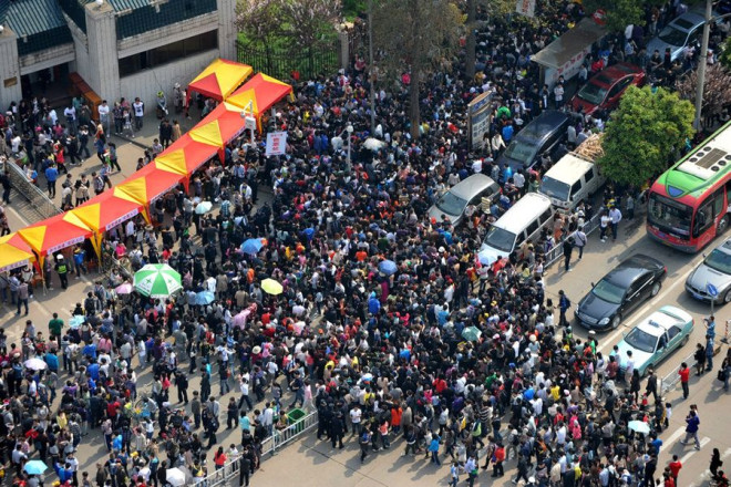 武汉大学挤爆了:数十万人乘高铁前去赏樱花(高清组图)