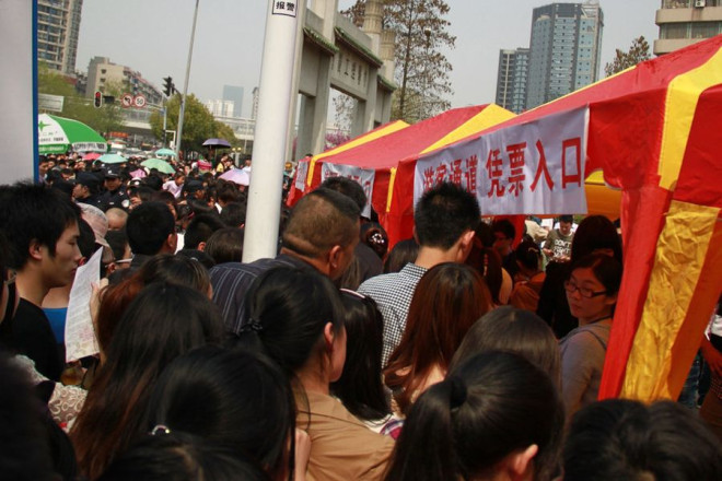 武汉大学挤爆了:数十万人乘高铁前去赏樱花(高清组图)