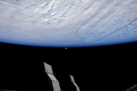 国际空间站宇航员从40万米太空拍摄地球(组图)