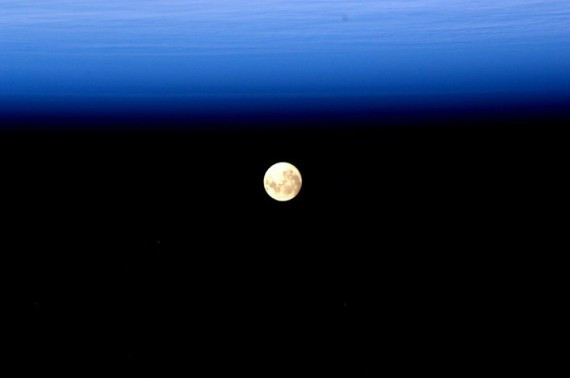 国际空间站宇航员从40万米太空拍摄地球(组图)