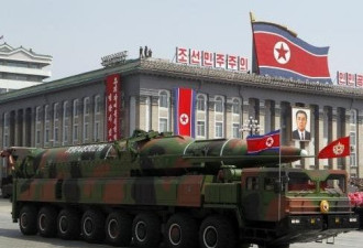 朝鲜阅兵式所展示的新型导弹系纸糊