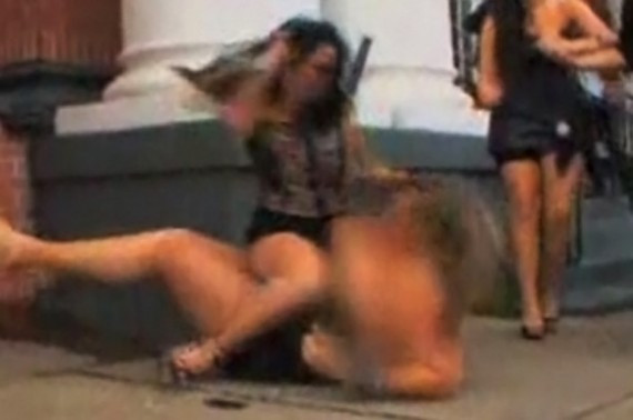 美国真人秀节目上演两女互殴一幕(高清组图)
