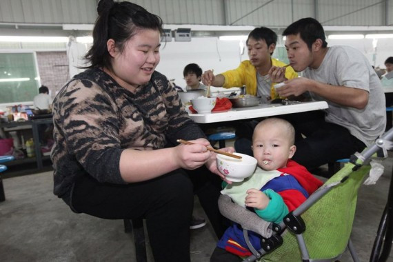 泉州鞋厂建超大厨房让600工人集体做饭 吃到家的味道(组图)