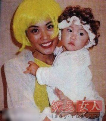 王菲之女窦靖童依偎帅哥合影 情窦初开变清纯女(多图)
