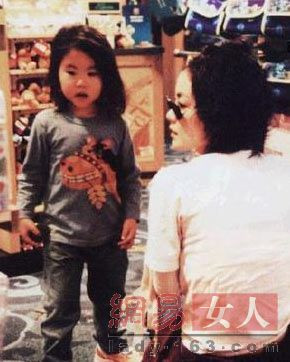 王菲之女窦靖童依偎帅哥合影 情窦初开变清纯女(多图)