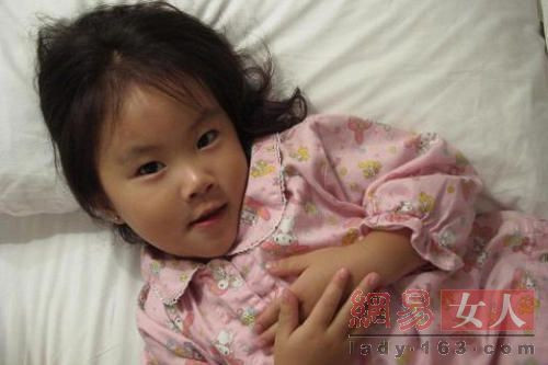 王菲之女窦靖童依偎帅哥合影 情窦初开变清纯女(多图)