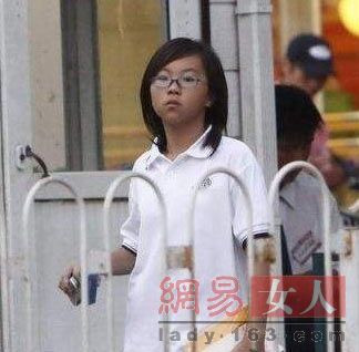 王菲之女窦靖童依偎帅哥合影 情窦初开变清纯女(多图)