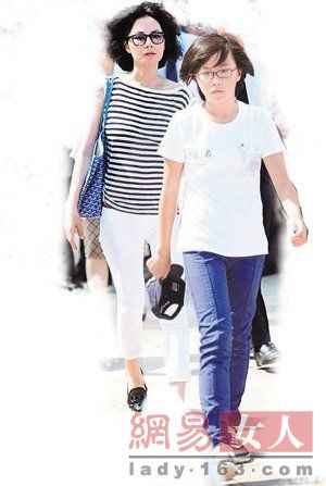王菲之女窦靖童依偎帅哥合影 情窦初开变清纯女(多图)