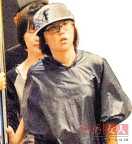 王菲之女窦靖童依偎帅哥合影 情窦初开变清纯女(多图)