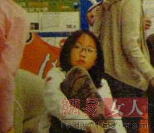王菲之女窦靖童依偎帅哥合影 情窦初开变清纯女(多图)