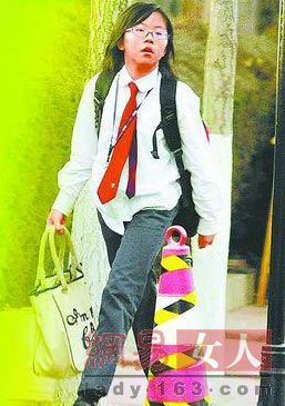 王菲之女窦靖童依偎帅哥合影 情窦初开变清纯女(多图)