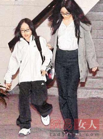 王菲之女窦靖童依偎帅哥合影 情窦初开变清纯女(多图)