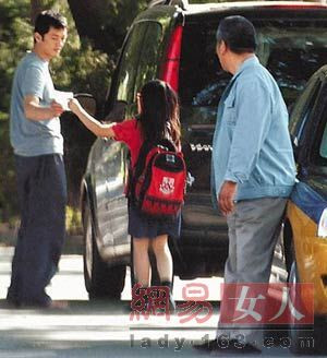 王菲之女窦靖童依偎帅哥合影 情窦初开变清纯女(多图)